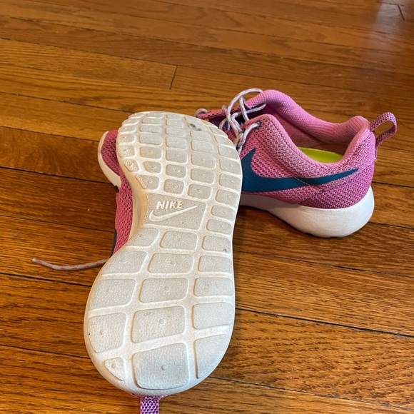 Nike women’s running shoes. - Picture 3 of 5